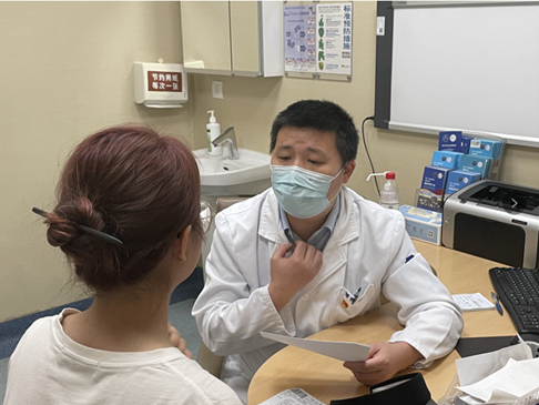 名医解密银屑病：一觉醒来，满床的银色鳞屑！浙江男子被这个病折磨20多年，钱花完了，家也散了…